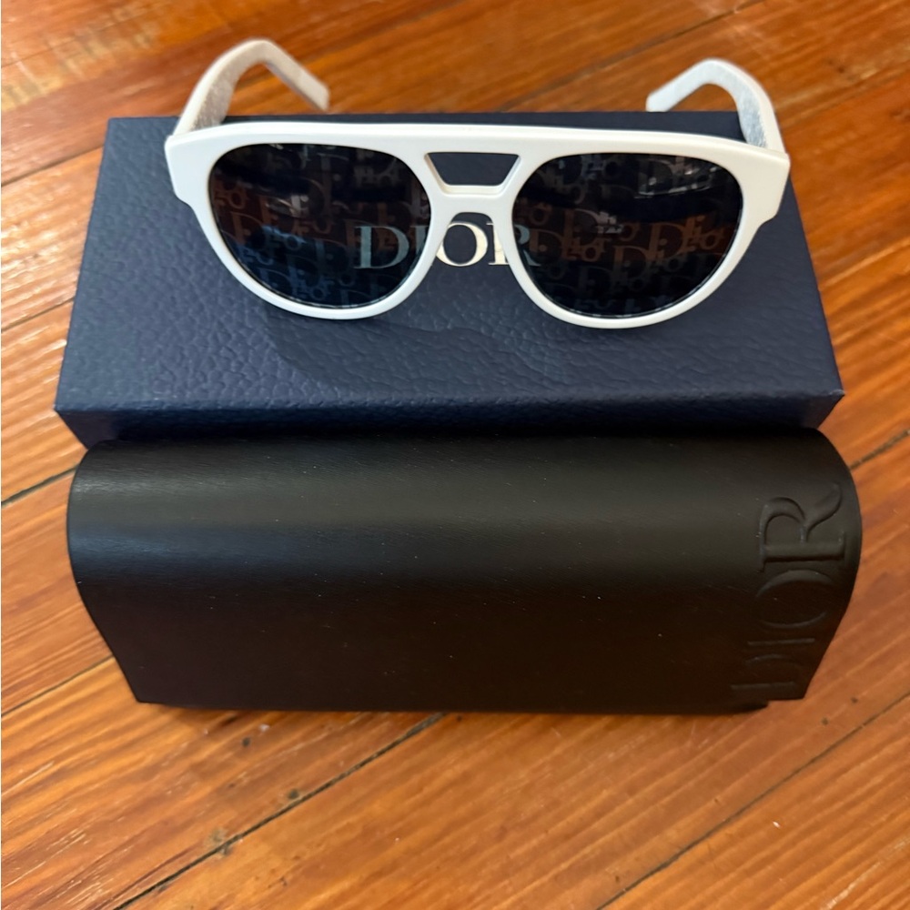 Authentic New in Box Dior White and Black Sunglasses Logo Lens - Picture 4 of 4